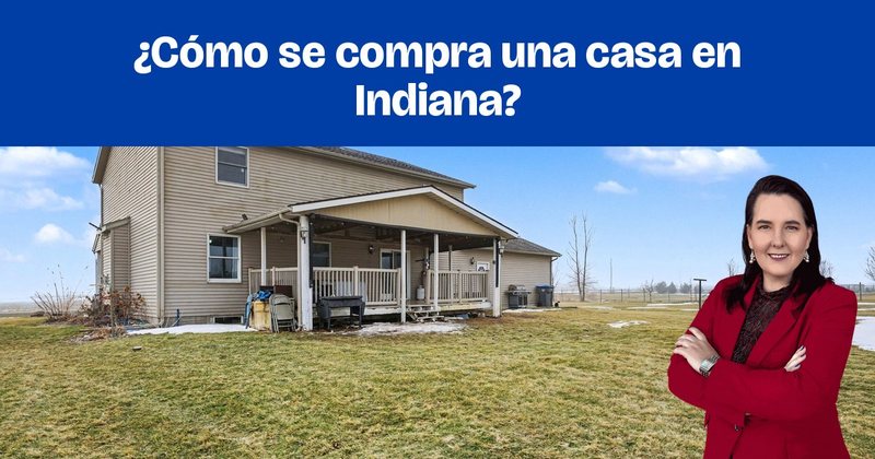 Una casa de dos pisos con un porche cubierto y un amplio jardín verde.