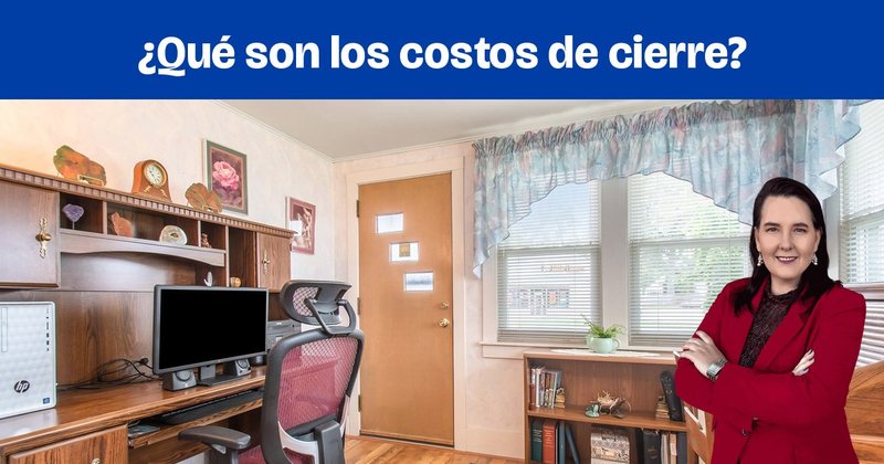 Un rincón de oficina en casa con un escritorio de madera empotrado.