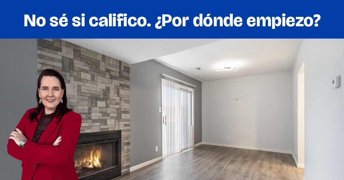 Una sala con una pared de chimenea de piedra apilada y pisos de madera.
