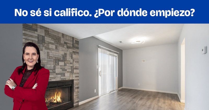 Una sala con una pared de chimenea de piedra apilada y pisos de madera.
