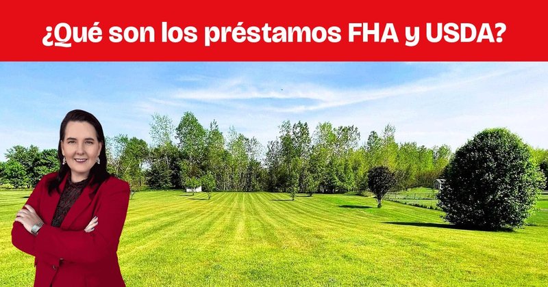 Un terreno amplio: un extenso campo verde rodeado de árboles.