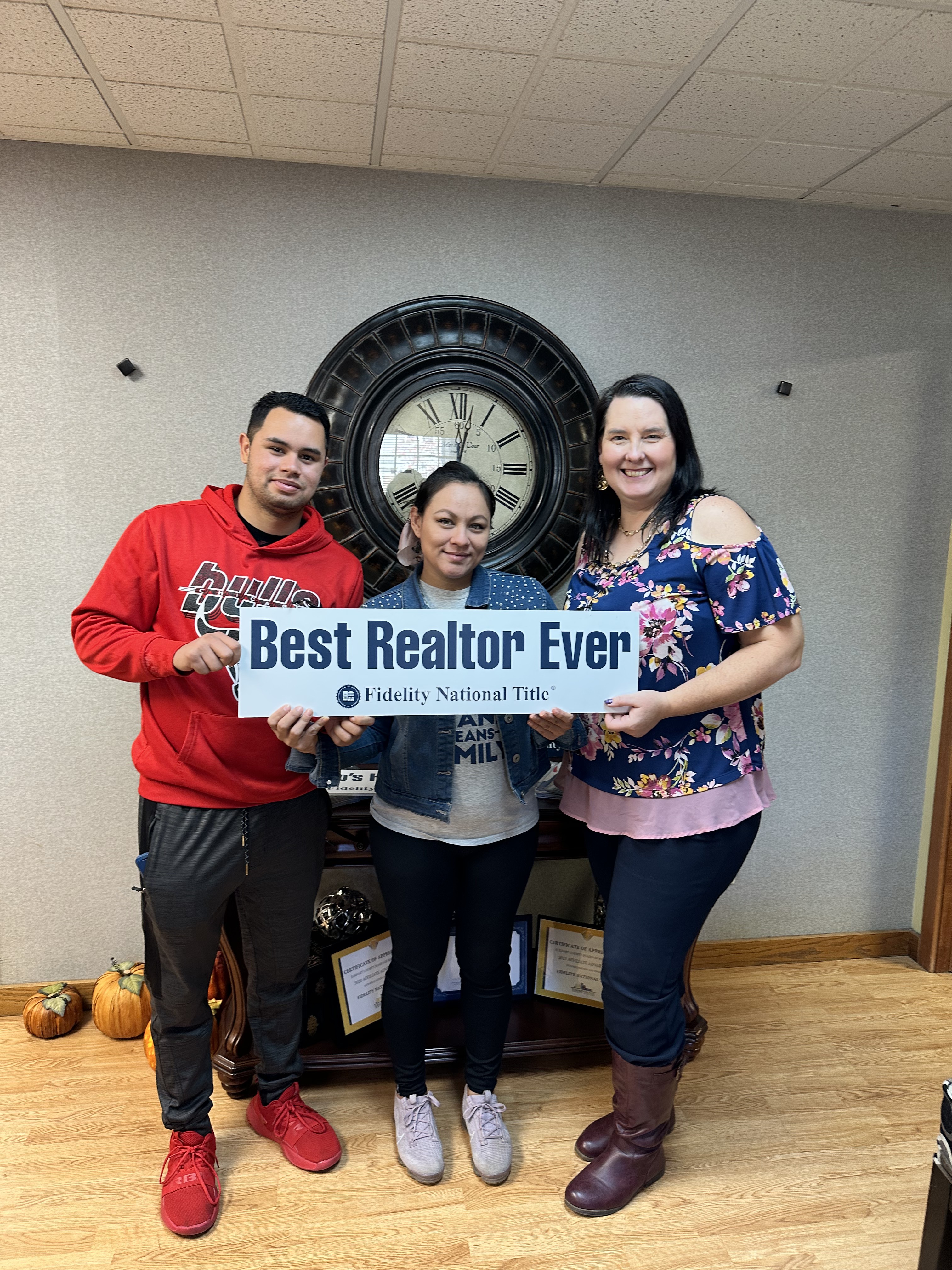 Clientes de Lisa Collio celebrando la compra de su casa en Goshen y Elkhart, Indiana
