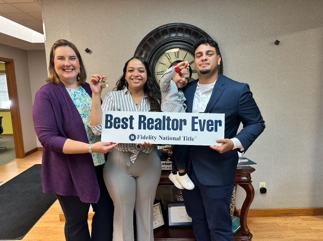 Yesica Rivera celebrando la compra de su primera casa