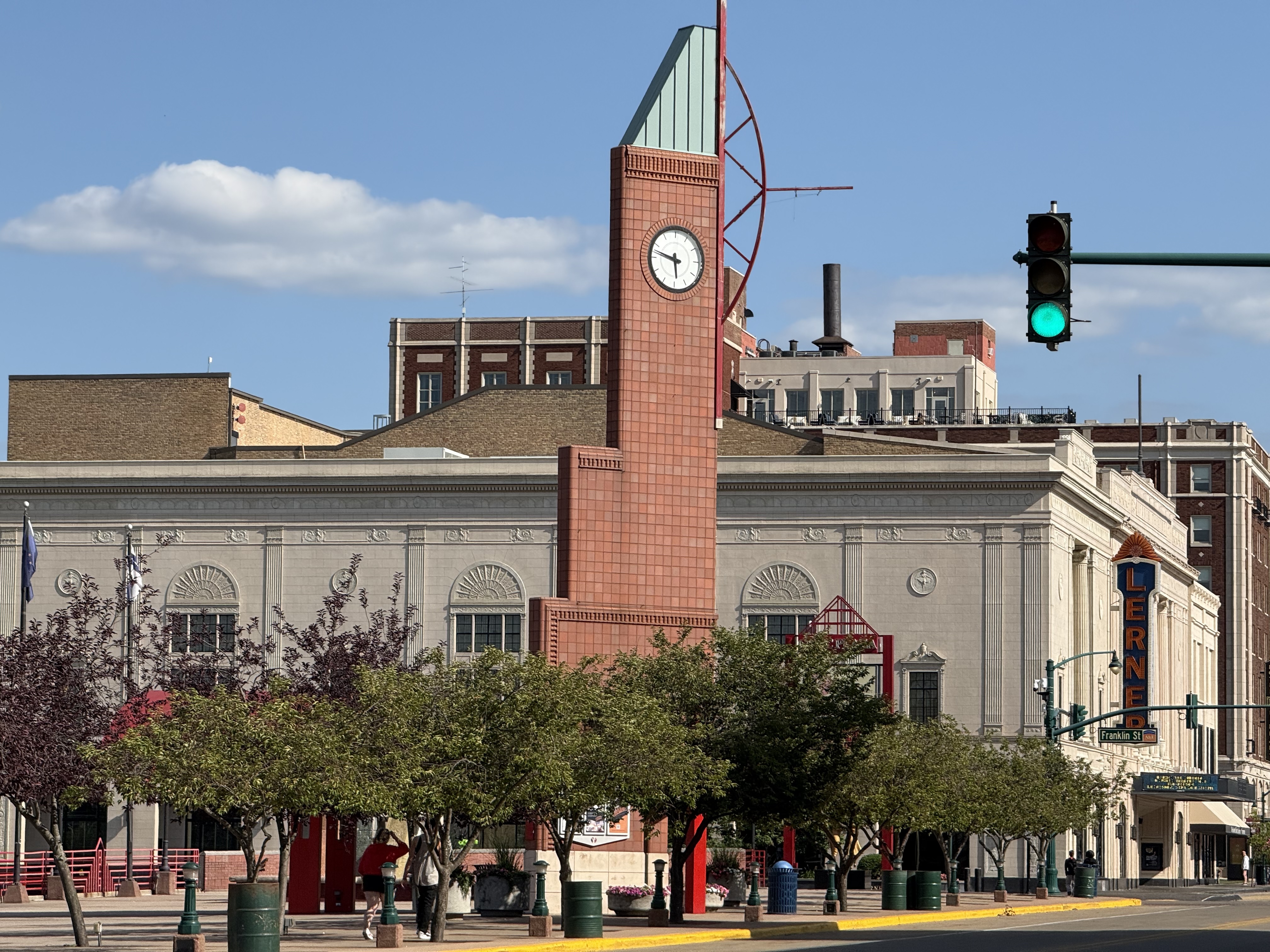 La torre del reloj del Lerner Theatre en el centro de Elkhart, Indiana.