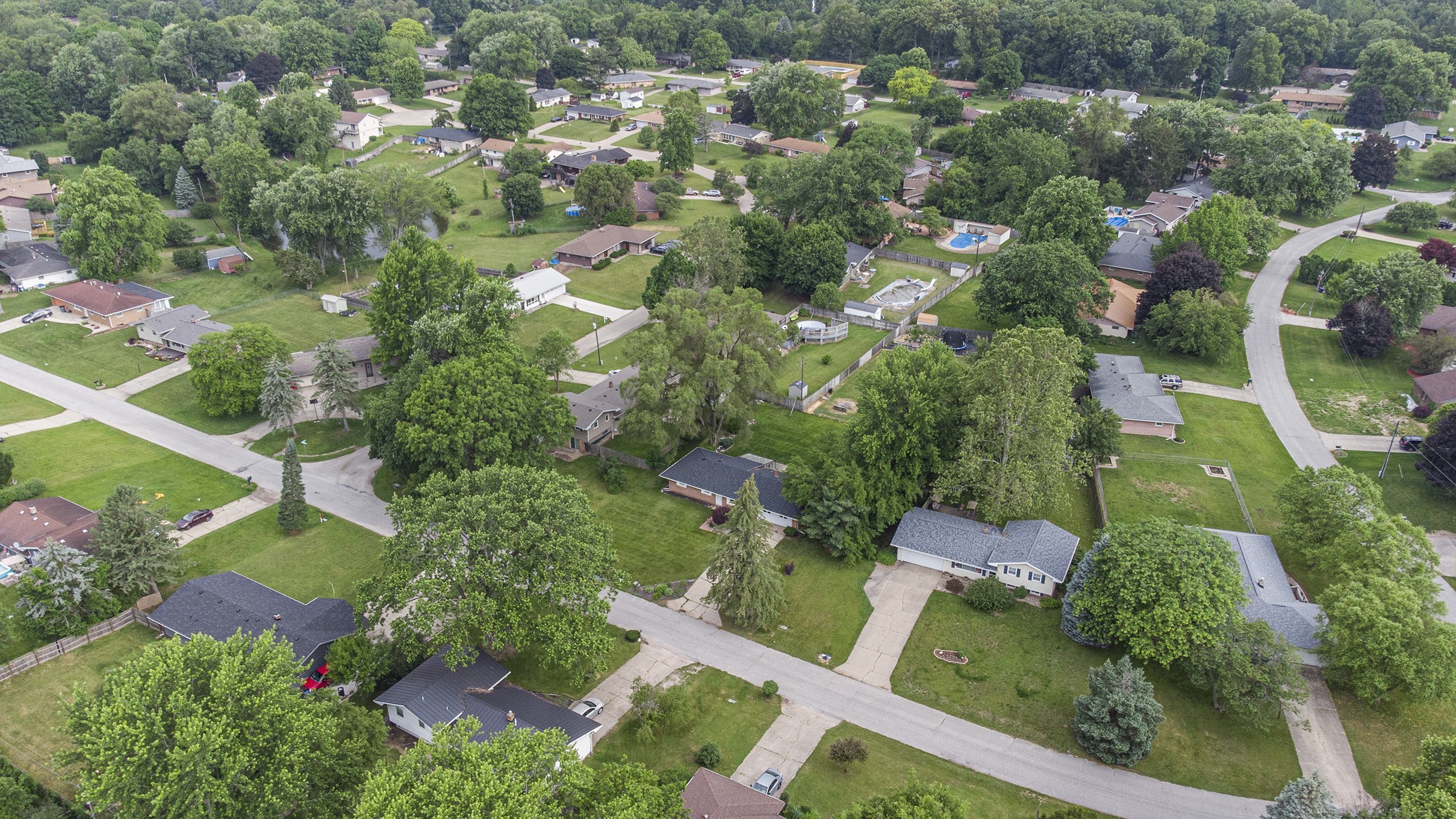 Casas y calles vistas desde el aire en una zona residencial de Goshen, Indiana.
